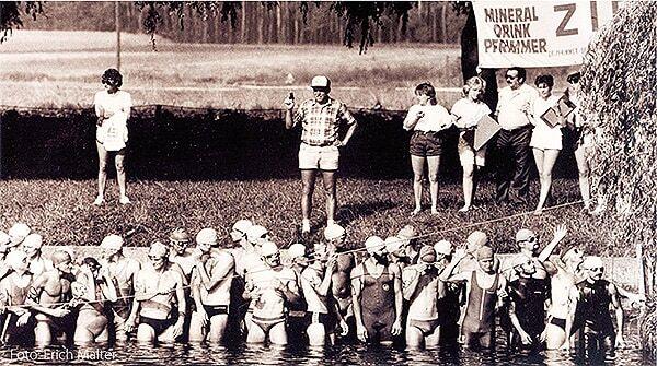 Foto: Im Wasser stehende Triathleten 1986 vor dem Startschuss zum Schwimmen im Oberndorfer Weiher mit dem ehemaligen TV-Präsidenten Ehrenfried Meier