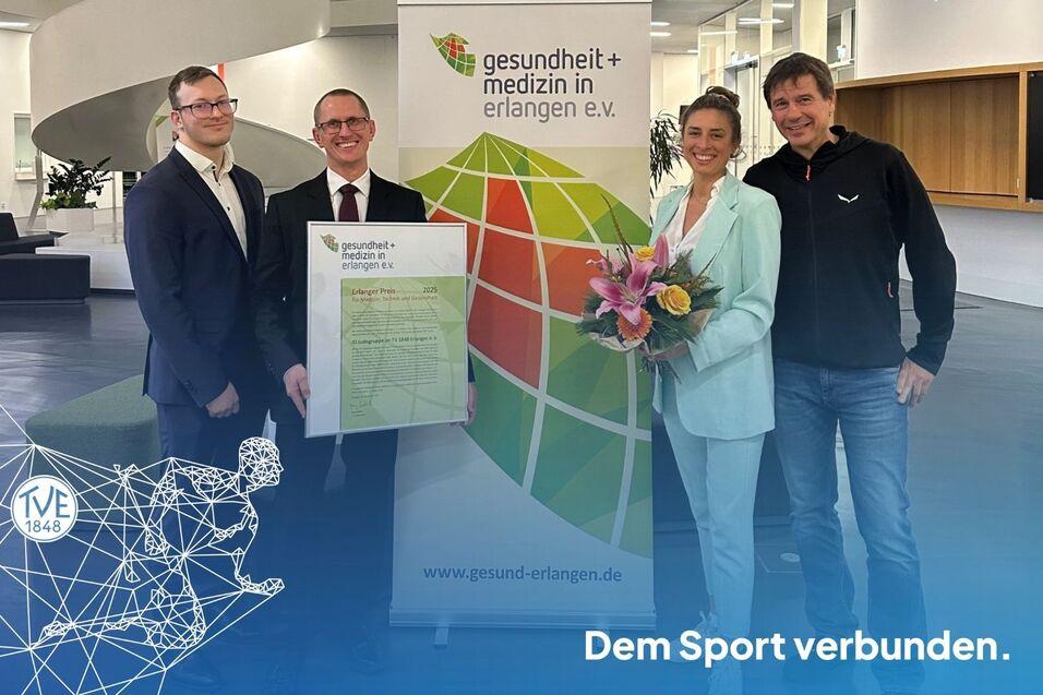 Die Delegation des Turnvereins präsentiert ihre Urkunde. Die Delegation des Turnvereins präsentiert ihre Urkunde.