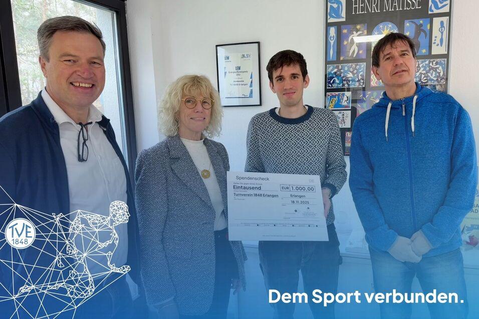 Frank Hofmann und Adelheid Marscheider überreichen den Spendenscheck an Florian Sander und Jörg Bergner Frank Hofmann und Adelheid Marscheider überreichen den Spendenscheck an Florian Sander und Jörg Bergner