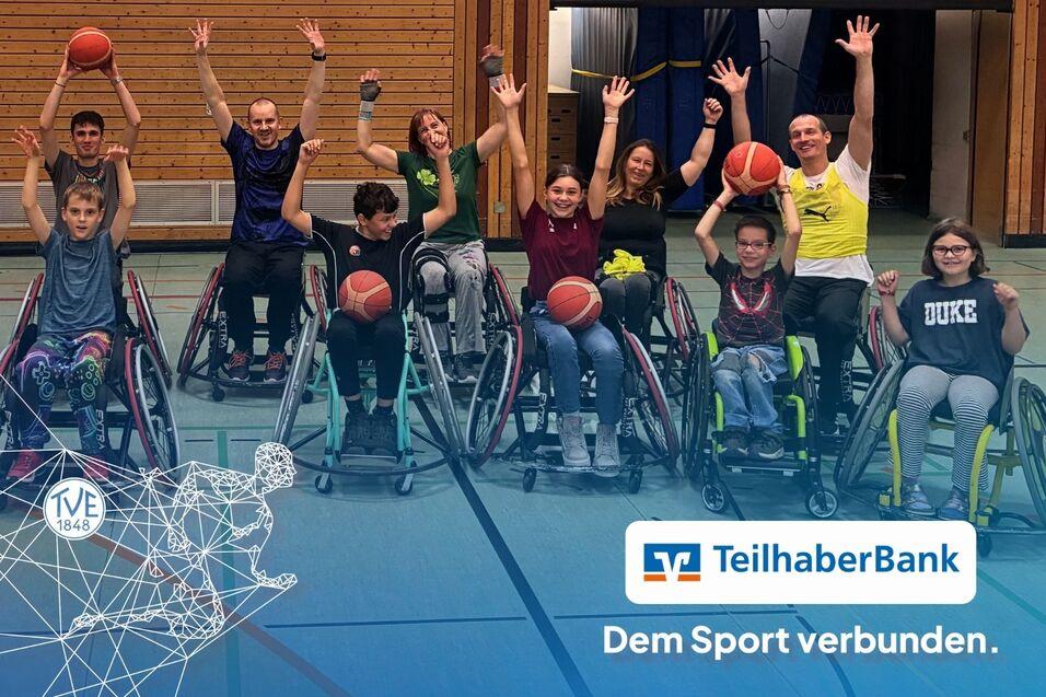 Die teilnehmenden Rollstuhlfahrerinnen und Rollstuhlfahrer des Rollstuhlsportangebots mit Basketbällen in der Hand. Die teilnehmenden Rollstuhlfahrerinnen und Rollstuhlfahrer des Rollstuhlsportangebots mit Basketbällen in der Hand.