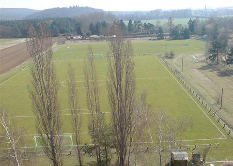 Sportgelände FC West Oben Ansicht des Fußballplatz des FC West.