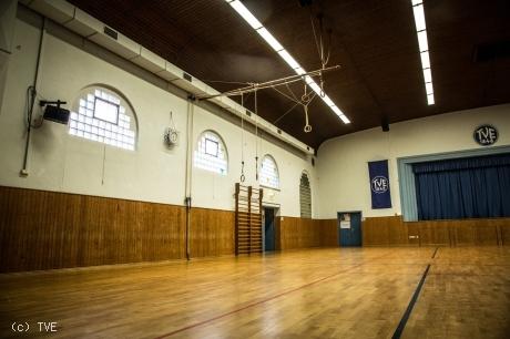 Jahnhalle Innenansicht Innenansicht der Jahnhalle mit Holzfußboden, Turngeräten und großen Fenstern.