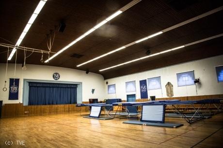 Jahnhalle Innenansicht Innenansicht der Jahnhalle mit mehreren aufgebauten Trampolinen und Turnringen.
