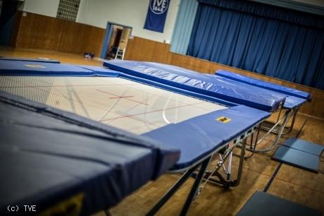 Jahnhalle Trampoline Aufgebaute Trampoline in der Haupthalle der jahnhalle.