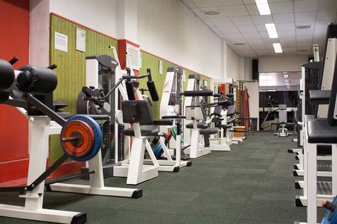 Kraftraum der Jahnhalle Mehrere Trainingsgeräte in einer Reihe im Kraftraum der Jahnhalle.