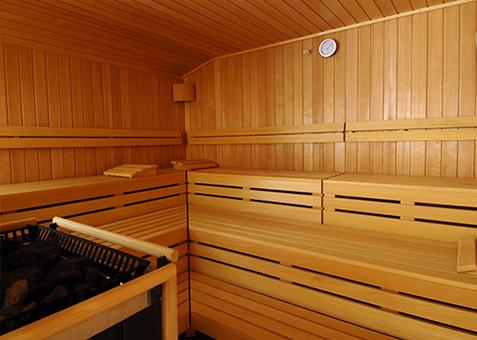 Sauna im TV Vital Innenansicht der Sauna im TV Vital mit Holzverkleidung, Sitzbänken auf mehreren Ebenen und einem Saunaofen.