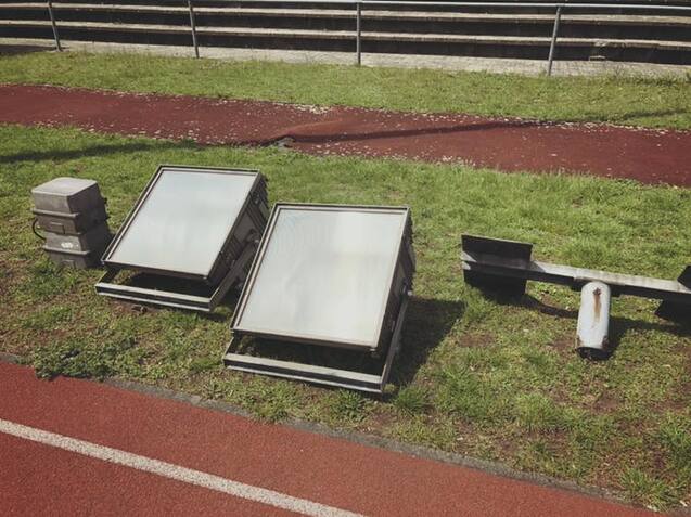 Alte Flutlichtleuchten Alte Flutlichtleuchten auf dem Sportplatz am Kosbacher Weg.