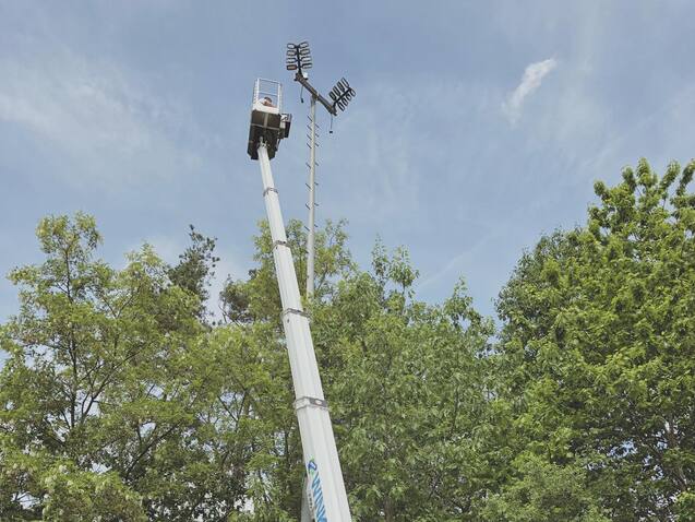 Montage der neuen Anlage Hubarbeitsbühne, die zur Montage von Flutlichtleuchten auf dem Sportplatz am Kosbacher Weg genutzt wird.