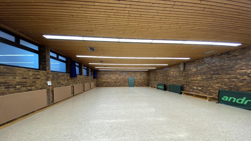 Sporthalle mit neuer Beleuchtung Große Sporthalle des TV48 mit neuer Deckenbeleuchtung.