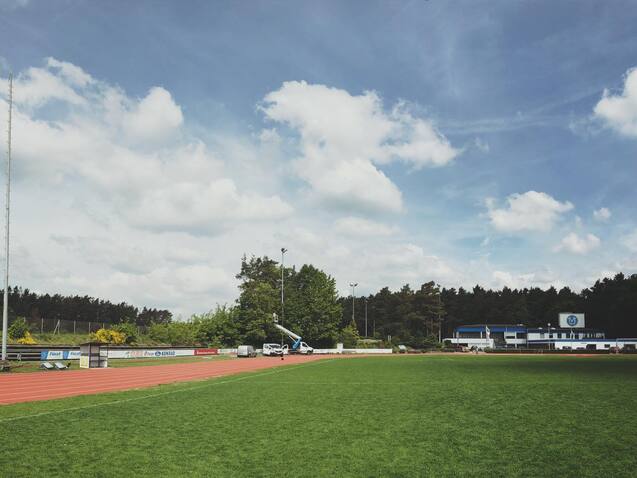 A-Platz während des Austauschs Aufnahme des Sportplatzes am Kosbacher Weg während des Austauschs der Außenbeleuchtung.
