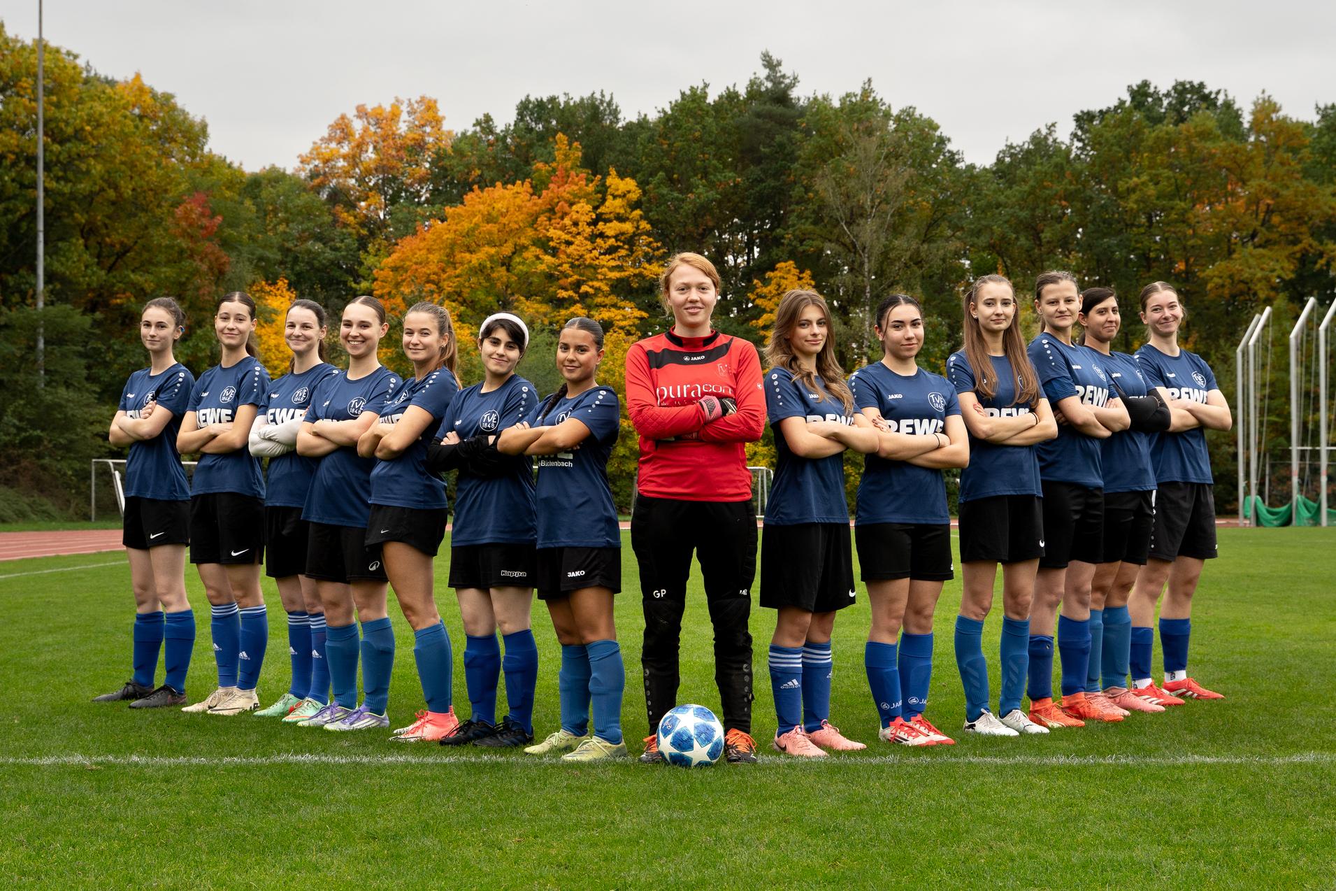 Damen-Mannschaft steht pfeilförmig.